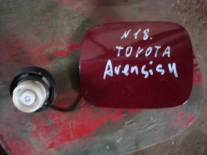 Лючок бензобака с крышкой Avensis II
