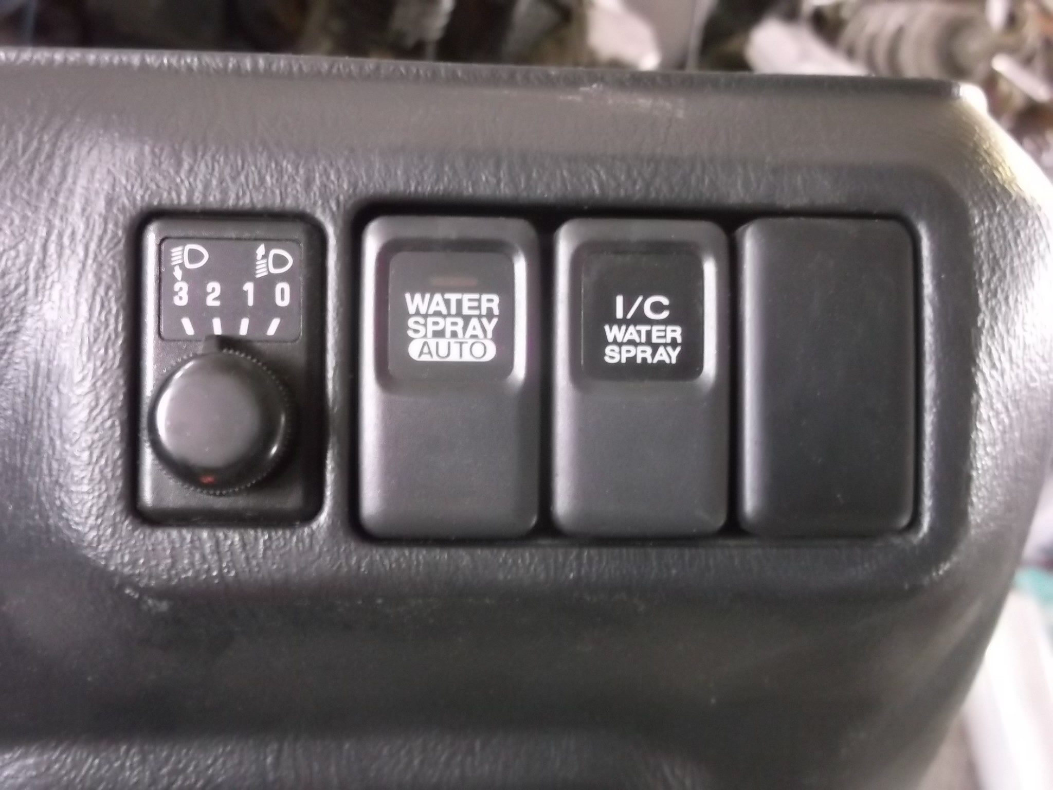 Кнопки подачи воды на интеркулер (регулировки фар нет) Subaru Impreza G11