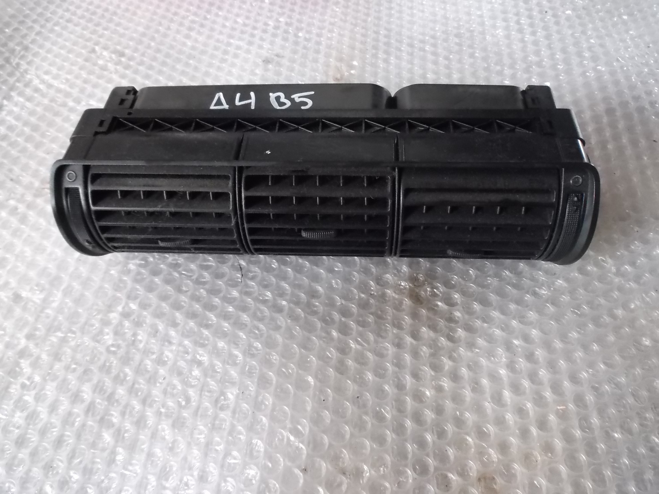 Дефлектор центральный 8D0820951 Audi A4B5